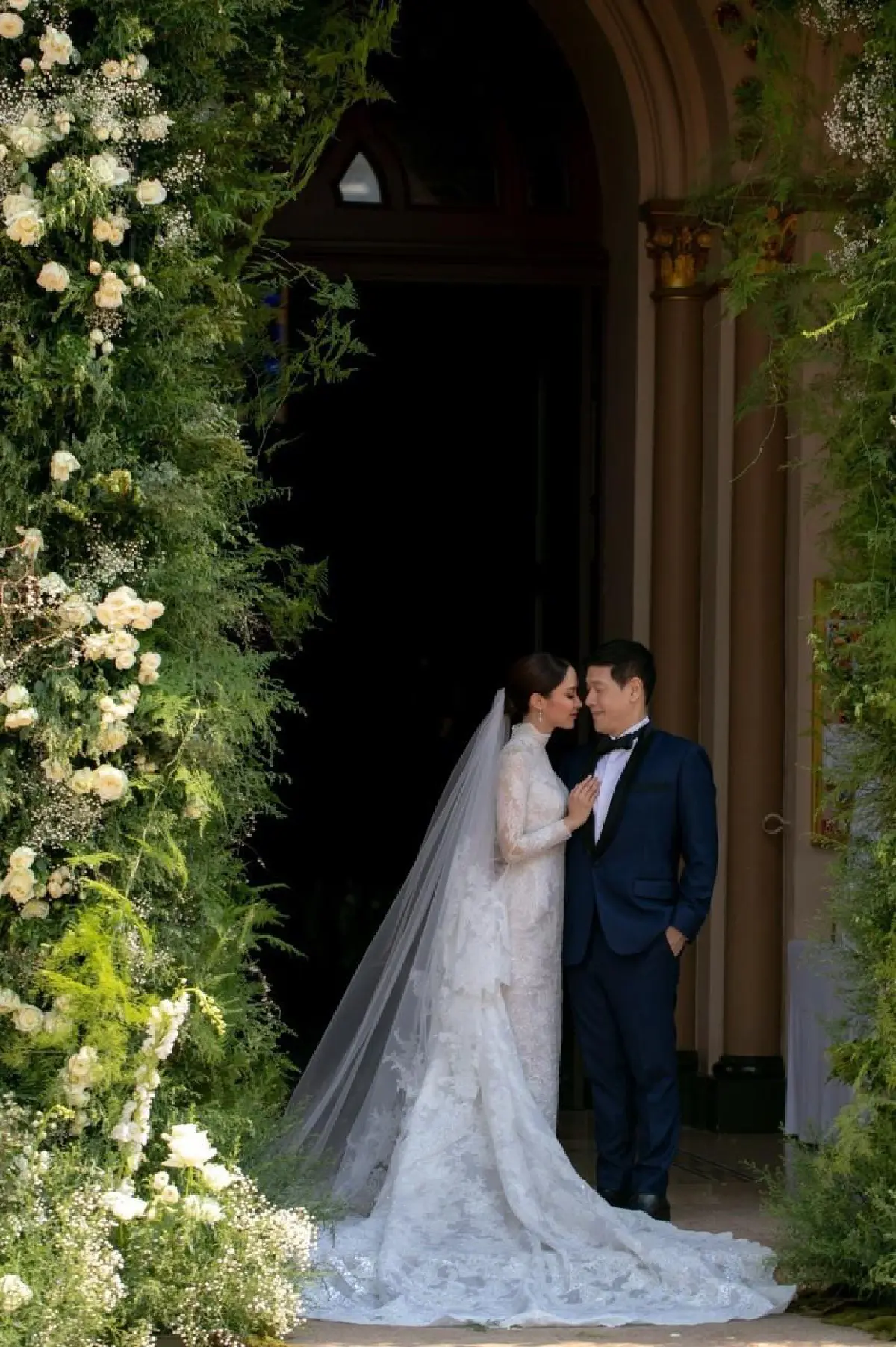 สุดชื่นมื่น! น้ำชา-ดร.วาว ควงแขนเข้าพิธีสมรสในโบสถ์ตามหลักศาสนาคริสต์