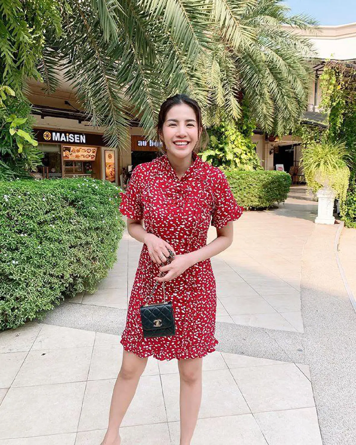 ใบเตย อาร์สยาม ในชุดคลุมท้องลายดอกเซ็กซี่เบาๆ ลุคนี้สวยหวานแปลกตา