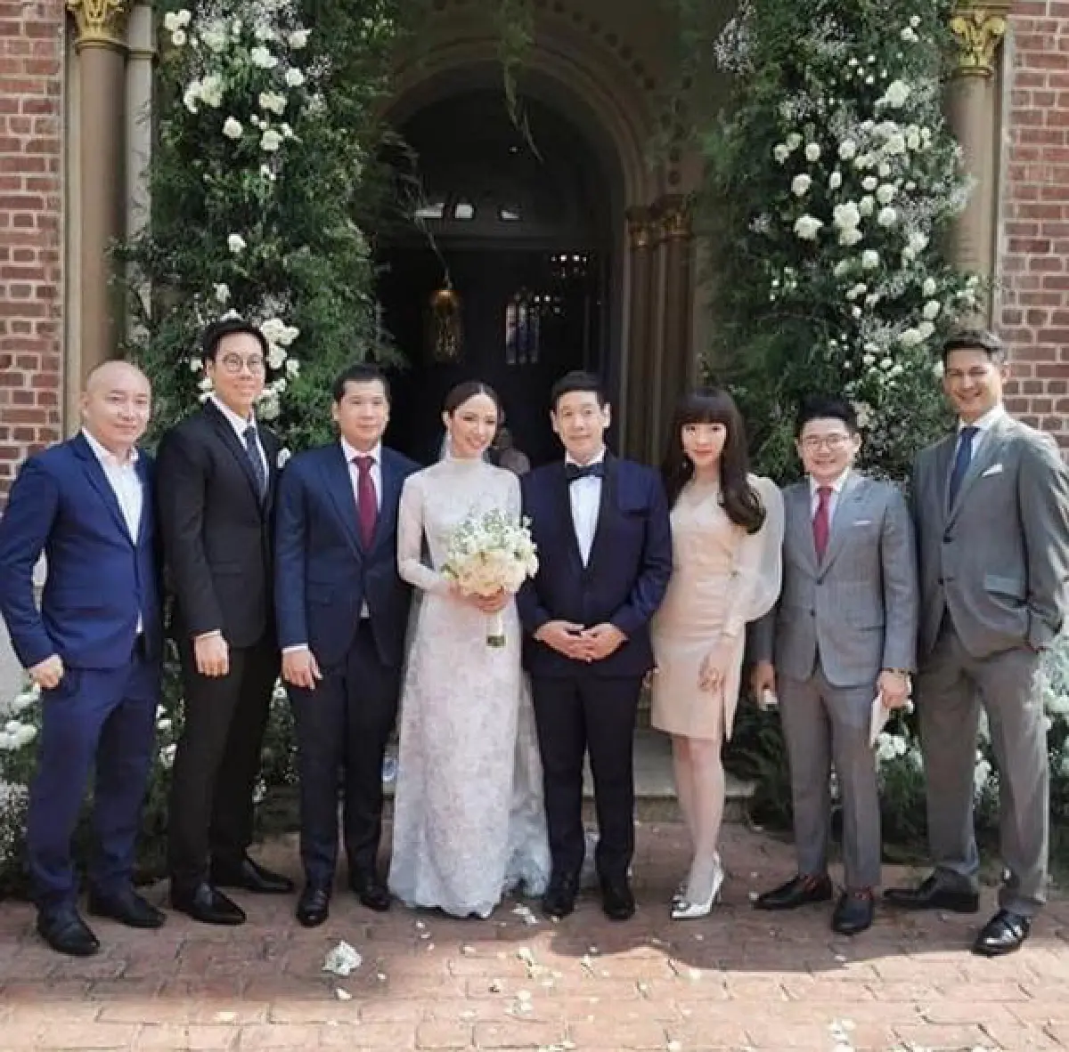 สุดชื่นมื่น! น้ำชา-ดร.วาว ควงแขนเข้าพิธีสมรสในโบสถ์ตามหลักศาสนาคริสต์