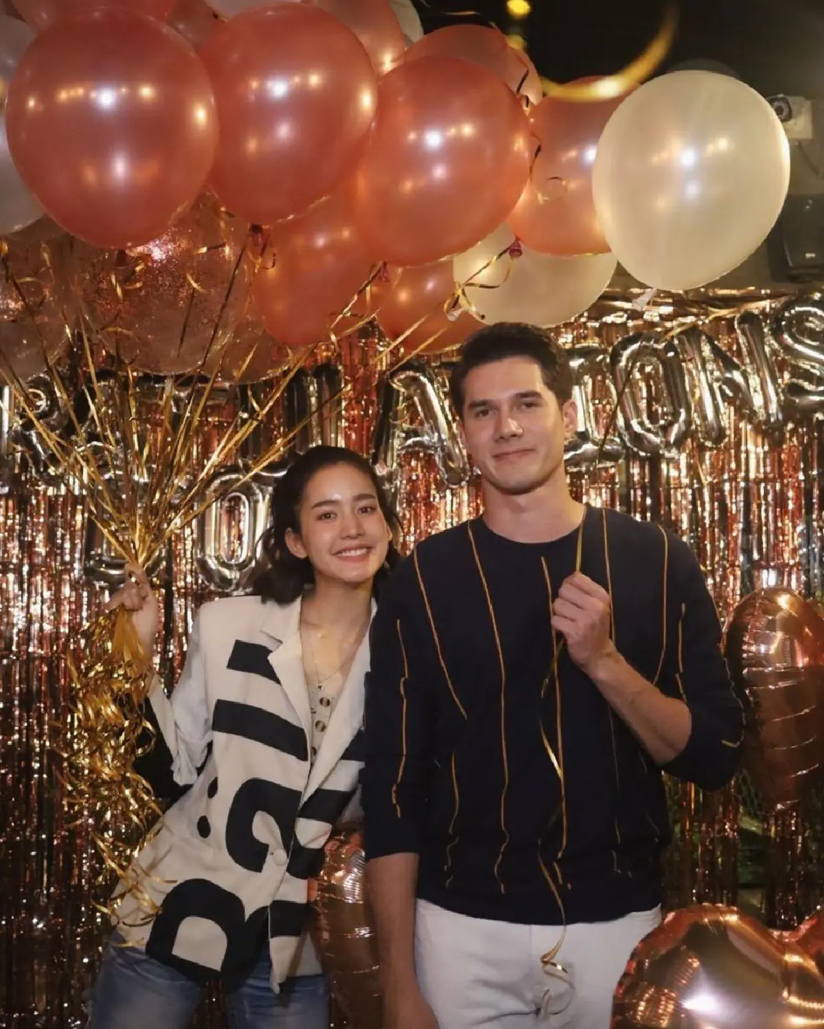 หวานเกินคู่จิ้น! มิกค์ หอบดอกกุหลาบเซอร์ไพรส์ โบว์ เมลดา ฉลองรับปริญญา