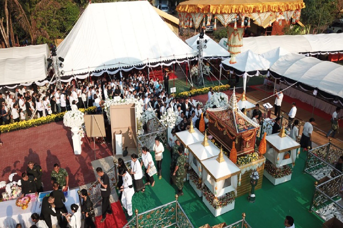 ศิษย์นับหมื่น ร่วมพระราชทานเพลิงศพ "หลวงพ่อบุญอุ้ม" เกจิดังภาคอีสาน เจ้าของภาพ"พระอุ้มโยมแม่"