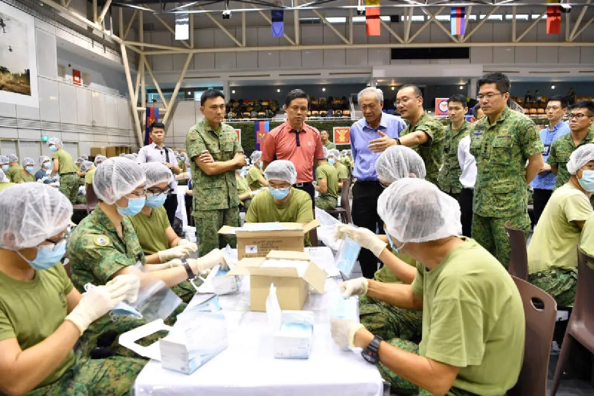 ทหารสิงคโปร์นับพันนาย เร่งเตรียมหน้ากากอนามัยแจกฟรีคนทั้งประเทศ