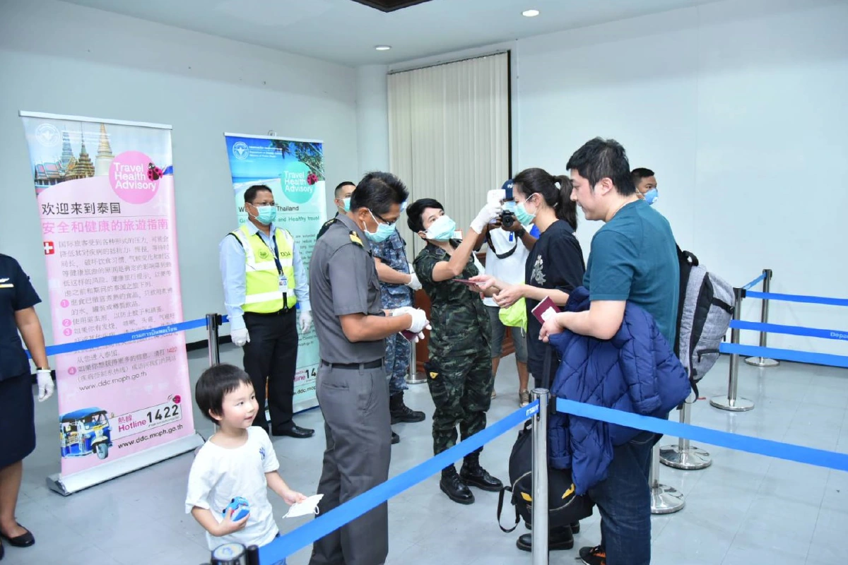 ทบ.-ทอ.ส่งพยาบาลคัดกรองผู้โดยสารขาเข้าสนามบินสุราษฎร์ฯ-เกาะสมุย