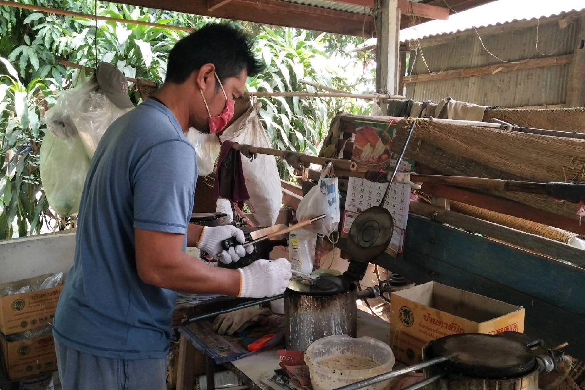 หนุ่มใหญ่ทิ้งตำแหน่งงานเทศบาล ทำขนมทองม้วนขายรายได้งาม