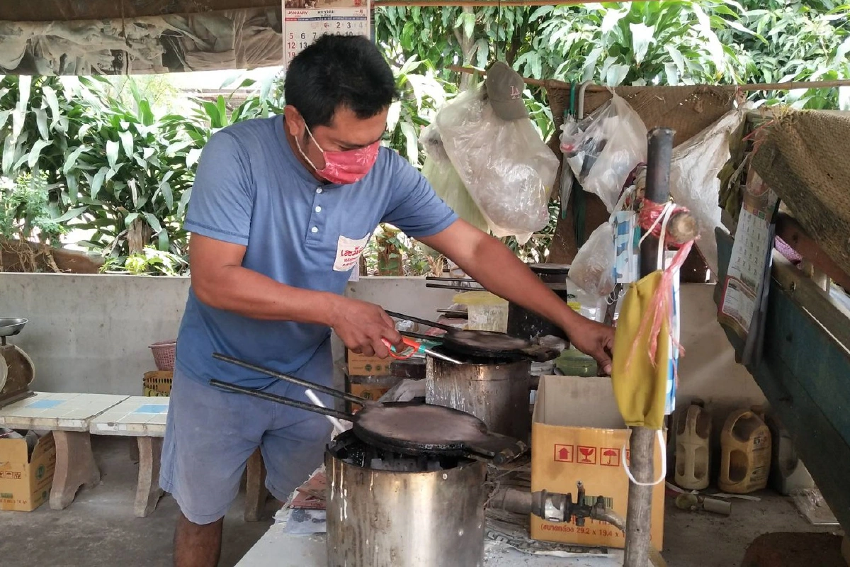 หนุ่มใหญ่ทิ้งตำแหน่งงานเทศบาล ทำขนมทองม้วนขายรายได้งาม