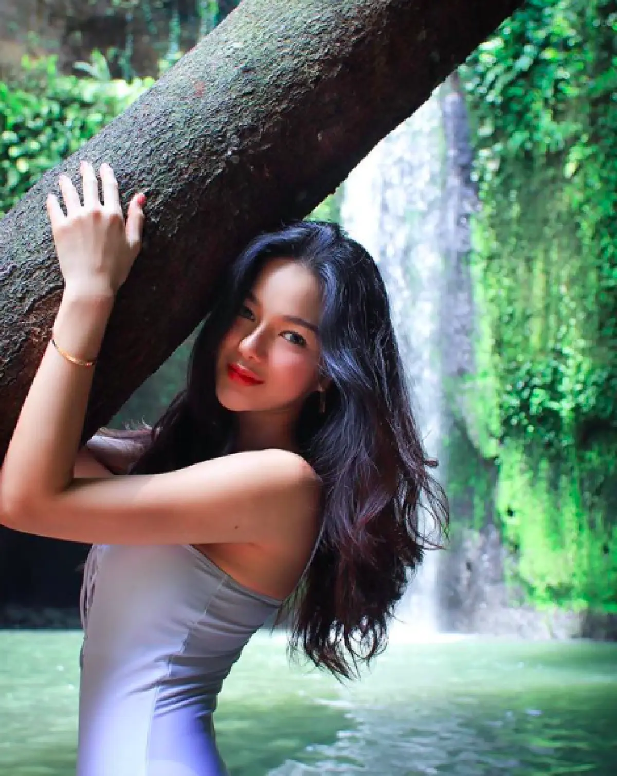 “กวาง” พกความแซ่บและเซ็กซี่แบบจัดเต็ม เที่ยวน้ำตกบาหลี ดีทุกภาพ