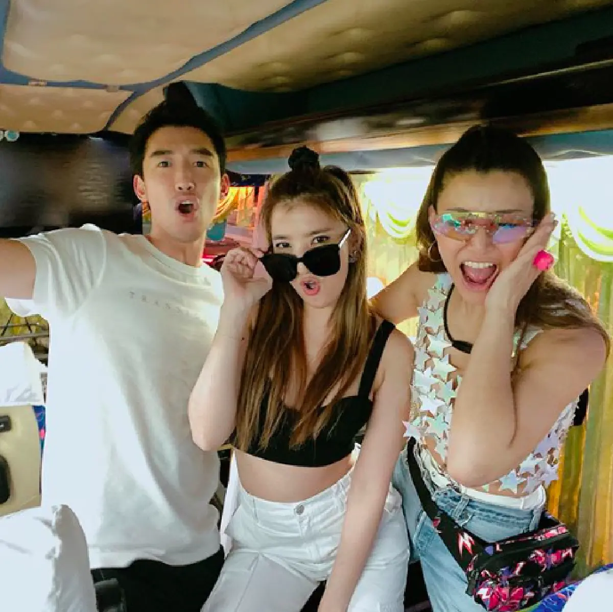 "เอมมี่-ไฮโซคิด” ทุ่มทุนเหมารถทัวร์ พาเพื่อนเที่ยวงานดนตรีฉลองวันเกิด