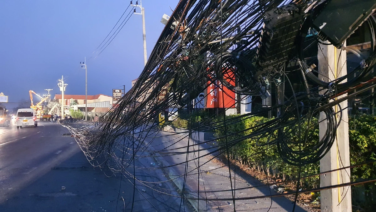 จนท.เร่งจ่ายไฟให้ชาวบ้านย่านบางเสาธงได้แล้ว หลังหนุ่มเมาซิ่งชนเสาไฟล้มระเนระนาด