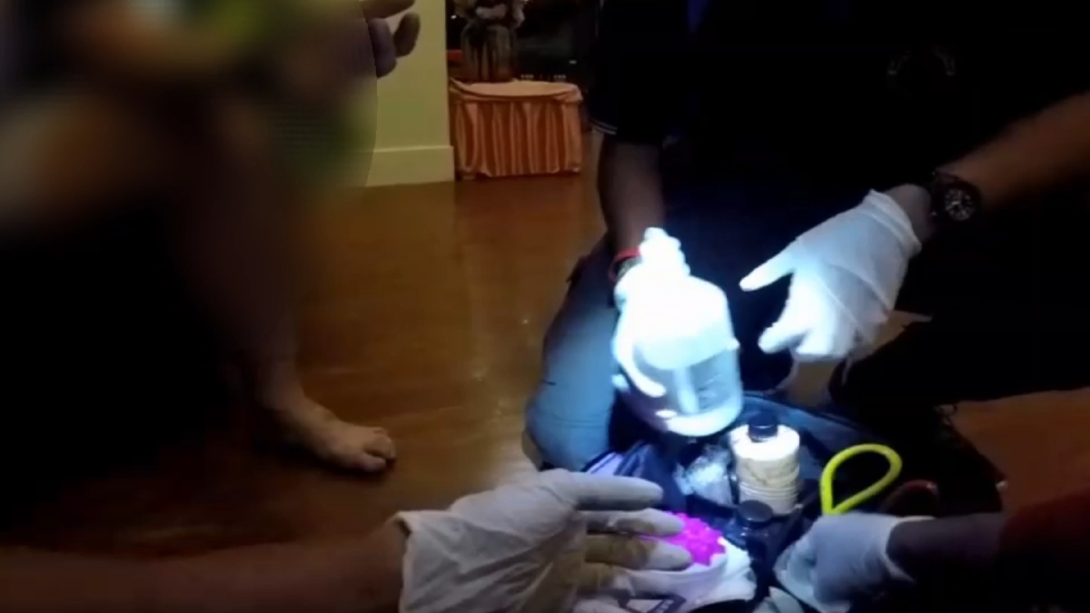 นักท่องเที่ยวร่วงจากชั้น 4 ค้างเติ่งอยู่บนกันสาดรอดตายปาฏิหาริย์