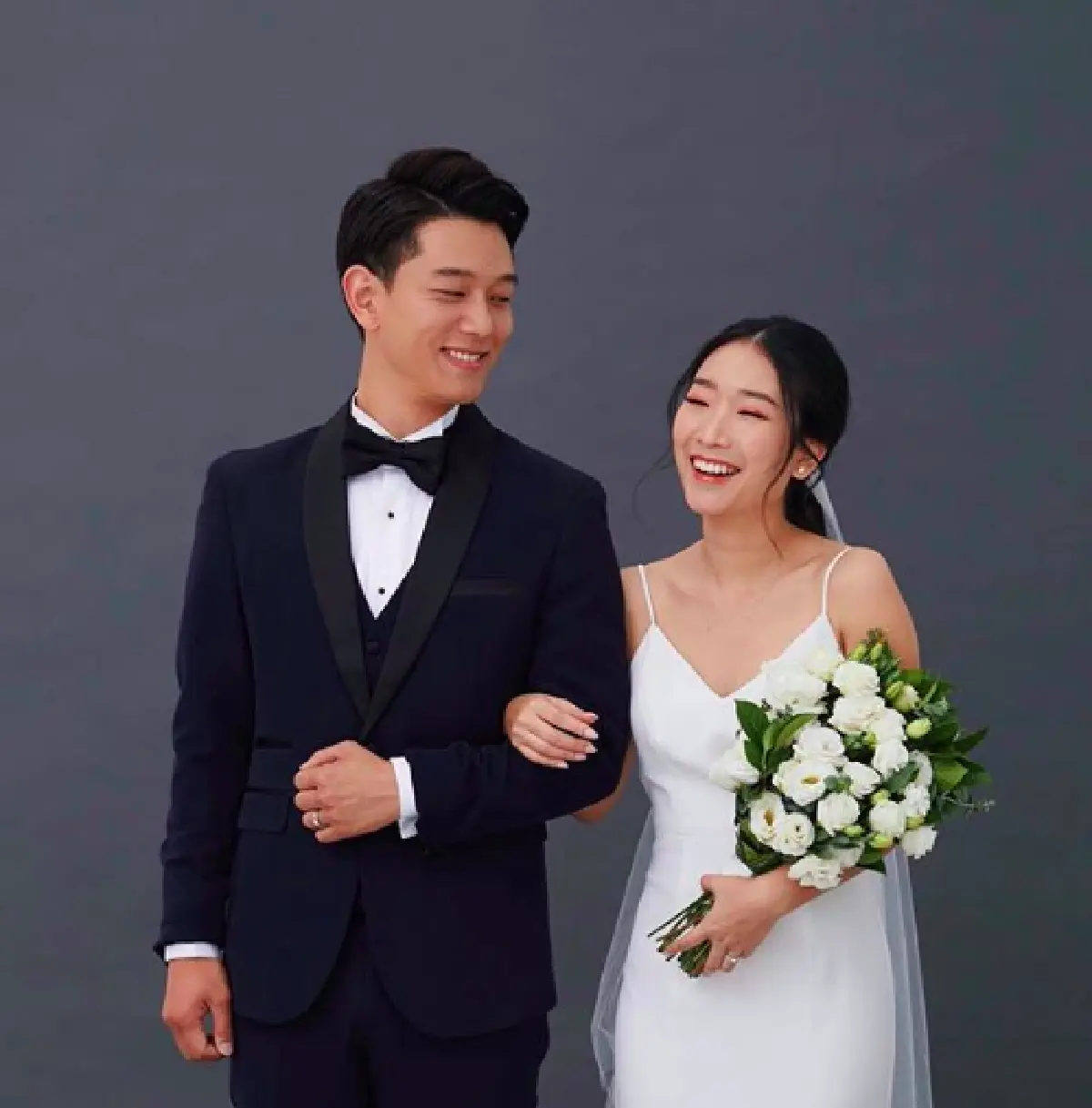 “จงเบ K-OTIC” ควงเจ้าสาว “เอิง” เข้าพิธีแต่งงานแบบคริสต์ อบอวลไปด้วยอุ่นไอรัก