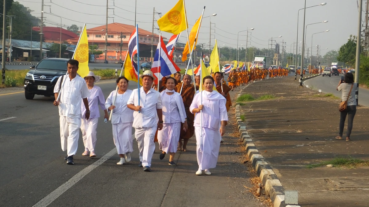 พระธุดงค์กว่า 250 รูปเดินเท้า 20 กม.ในเทศกาลมาฆะปูรมีศรีปราจีน
