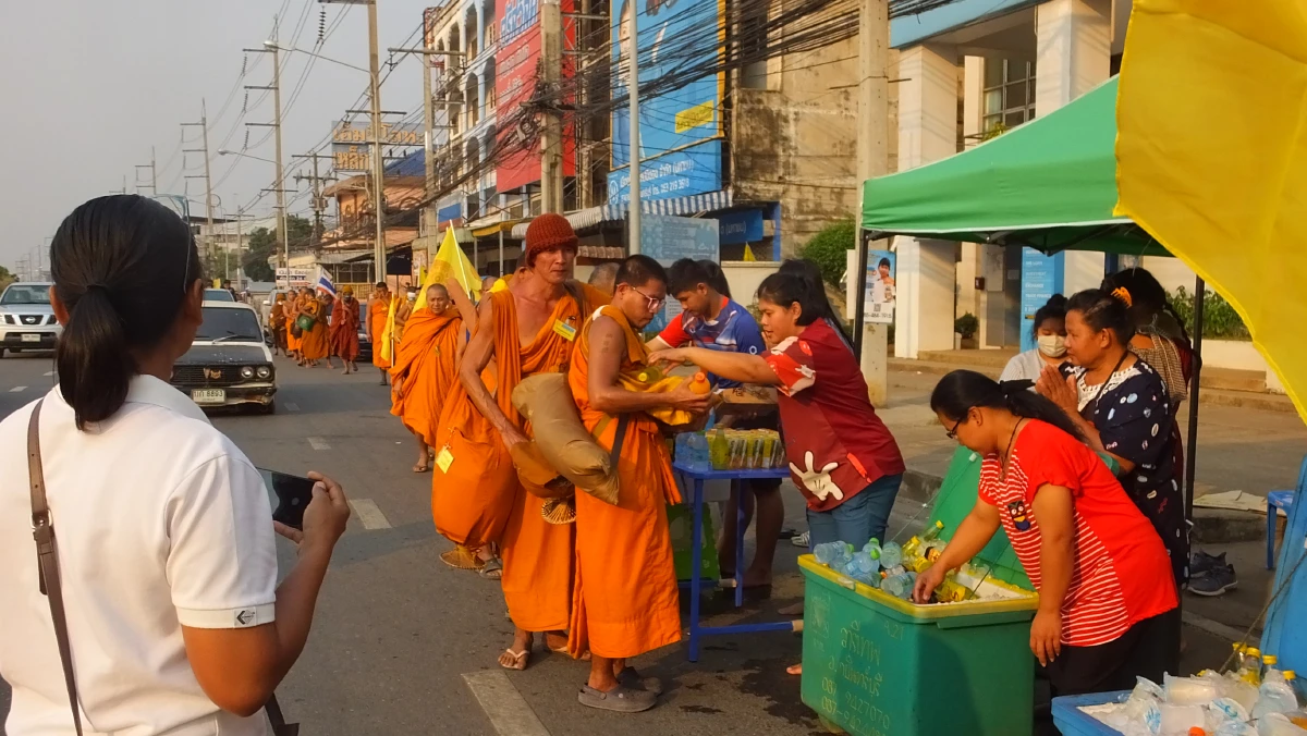 พระธุดงค์กว่า 250 รูปเดินเท้า 20 กม.ในเทศกาลมาฆะปูรมีศรีปราจีน