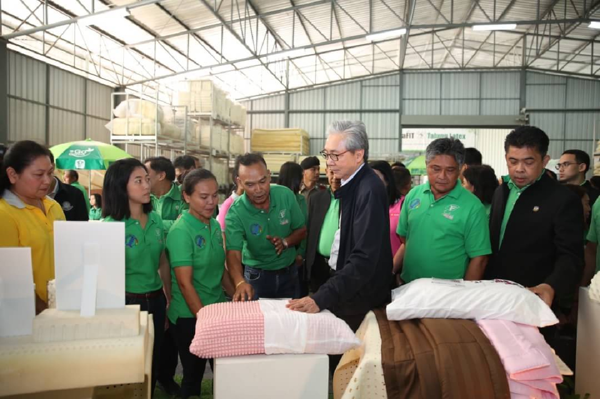 รองนายก สมคิด เยี่ยมชมงานเกษตรกรลูกค้า ธ.ก.ส.จังหวัดพัทลุง รองนายก สมคิด เยี่ยมชมงานเกษตรกรลูกค้า ธ.ก.ส.จังหวัดพัทลุง