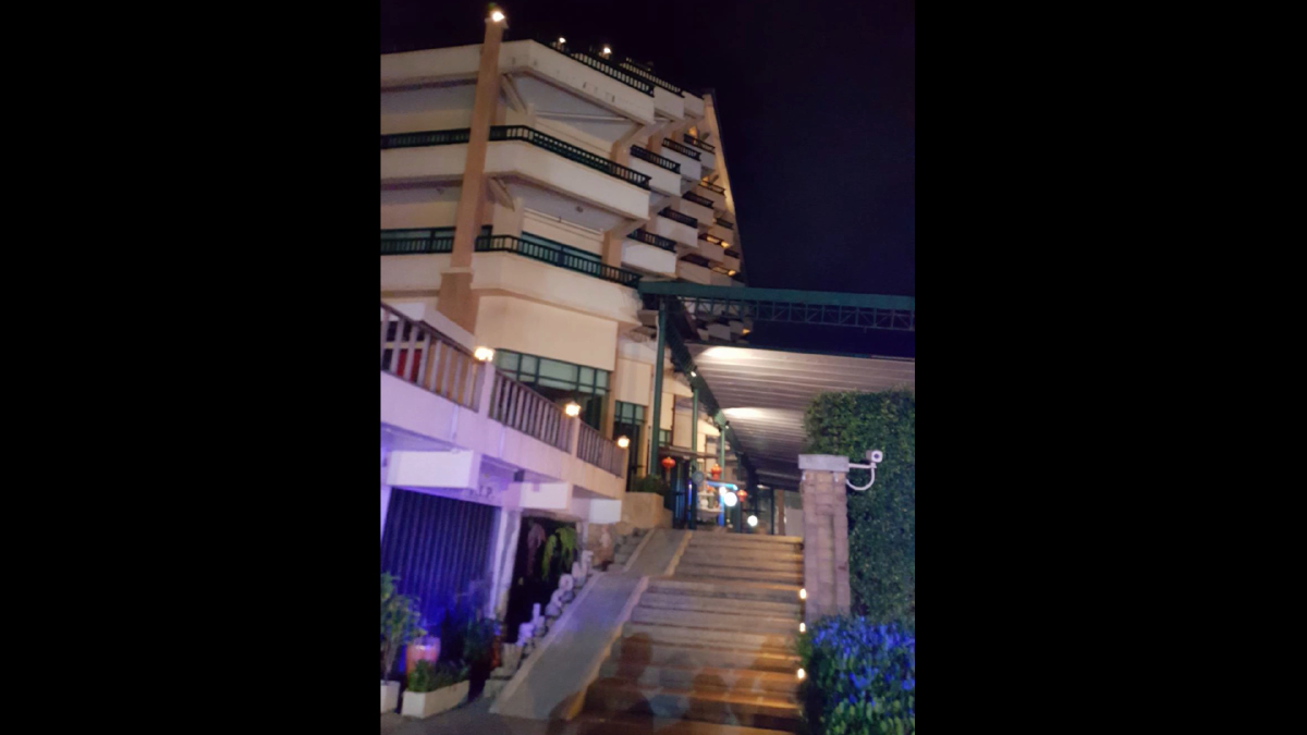 นักท่องเที่ยวร่วงจากชั้น 4 ค้างเติ่งอยู่บนกันสาดรอดตายปาฏิหาริย์