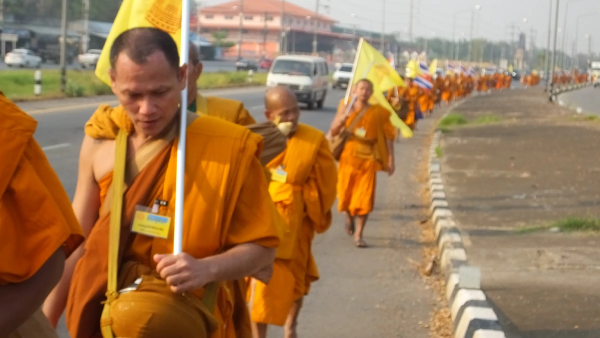 พระธุดงค์กว่า 250 รูปเดินเท้า 20 กม.ในเทศกาลมาฆะปูรมีศรีปราจีน
