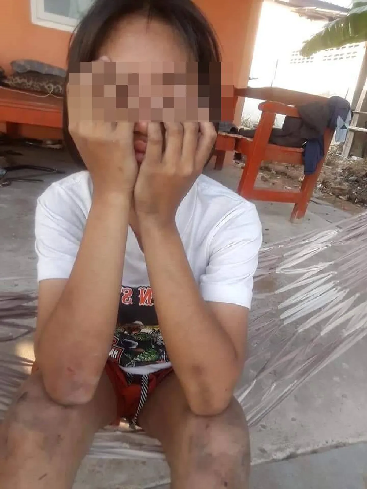 แชร์ว่อนโซเชียลเด็กหญิงวัย 14 ถูกแก๊งกระเทยและขาโจ๋นับ 10 รุมกระทืบน่วม