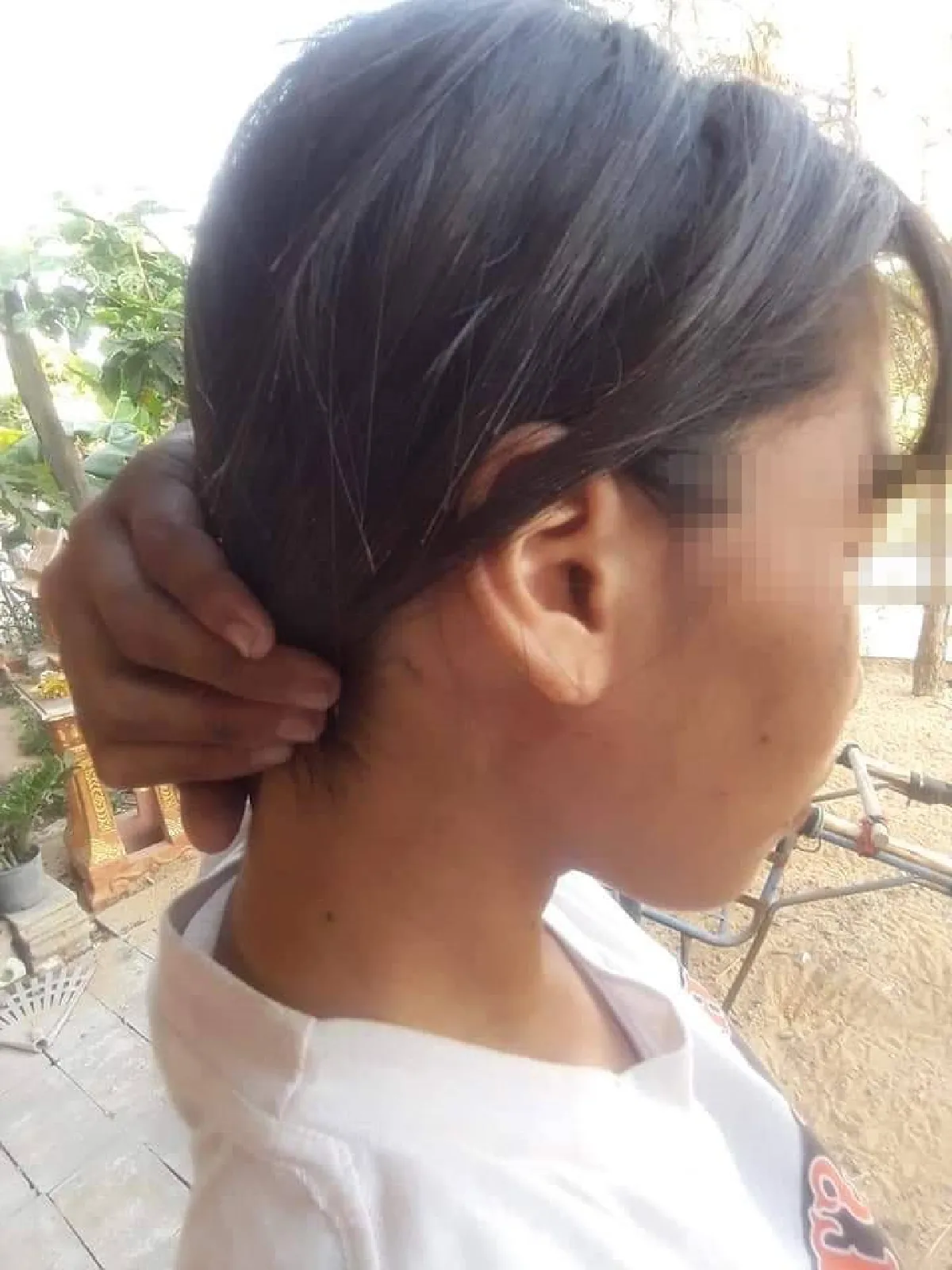 แชร์ว่อนโซเชียลเด็กหญิงวัย 14 ถูกแก๊งกระเทยและขาโจ๋นับ 10 รุมกระทืบน่วม