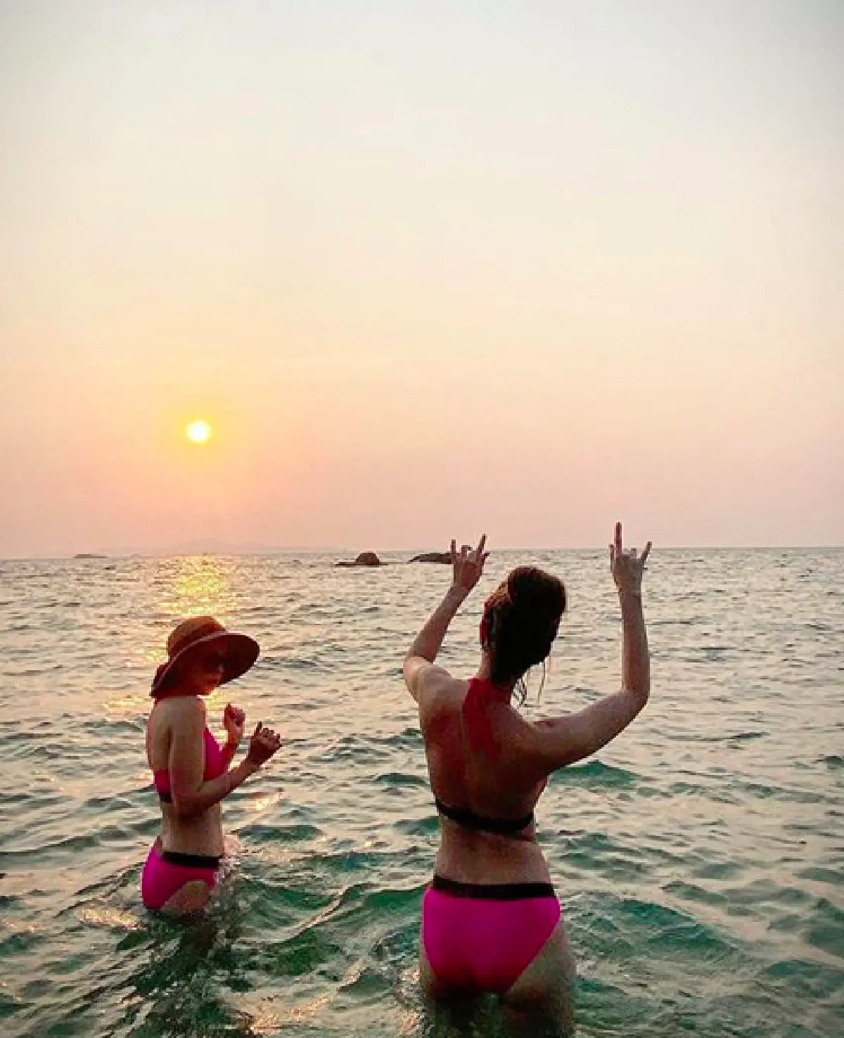 "เอมี่-เธอ" พากันใส่ชุดบิกินี่สีสดเต้นกลางทะเล รับพระอาทิตย์ตกดิน 