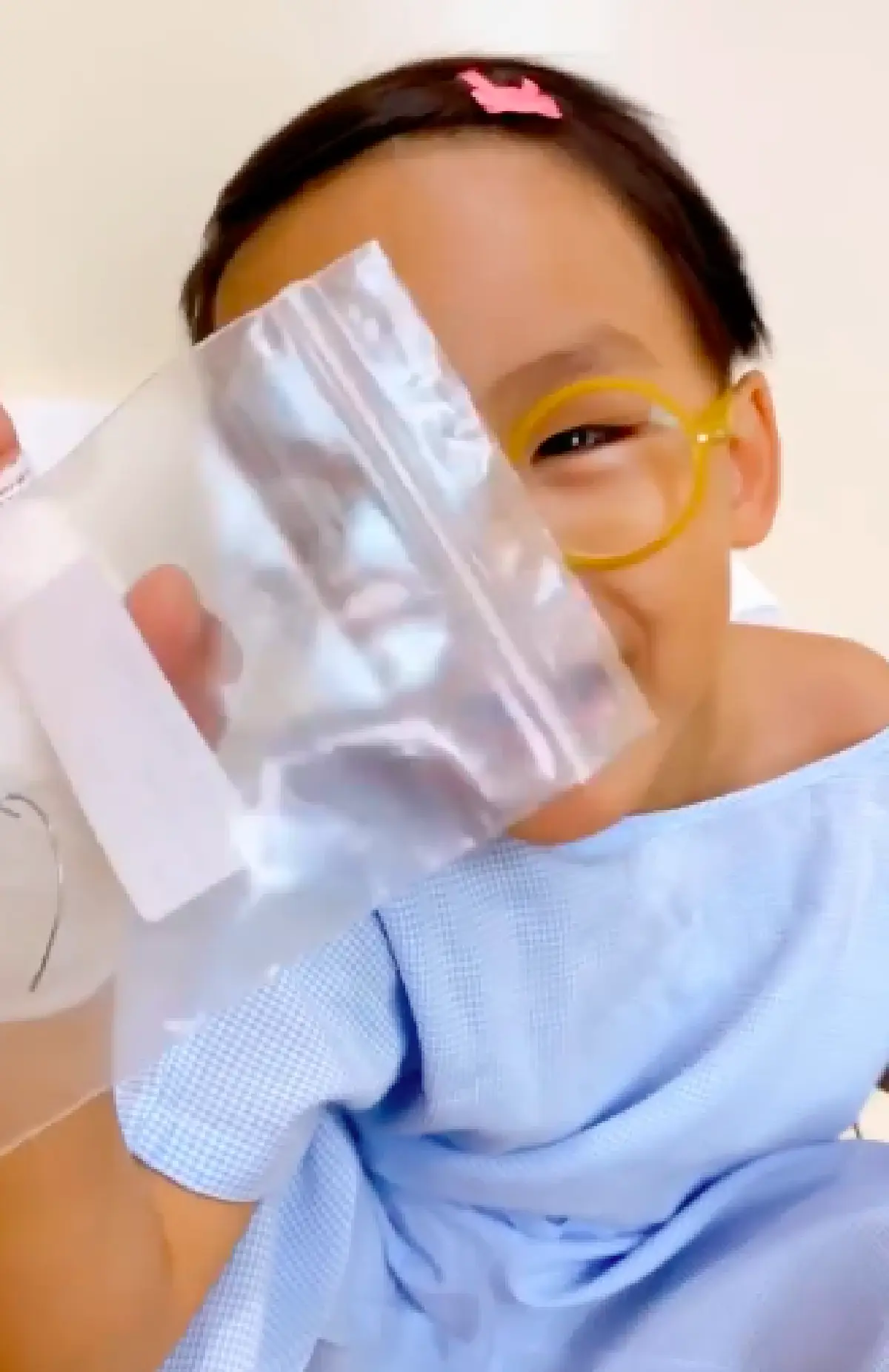 ใจแม่แทบขาด “จูน กษมา” โพสต์คลิป “น้องออกู๊ด“ ถูกลวดทิ่มเข้าไปในมือ ร้องไห้เจ็บปวด 