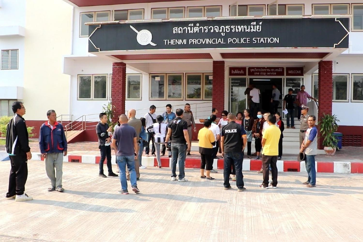ชาวบ้านให้กำลังใจสาวถูกจับปลูกกัญชา1ต้นรักษาโรคเก๊าท์ ชาวบ้านให้กำลังใจสาวถูกจับปลูกกัญชา1ต้นรักษาโรคเก๊าท์