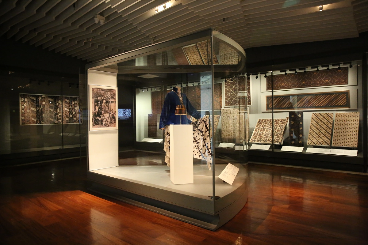 ชื่นชมความงดงามหัตถศิลป์เลื่องชื่อจากชวา รวมผ้าบาติกทรงสะสมที่หาชมได้ยาก