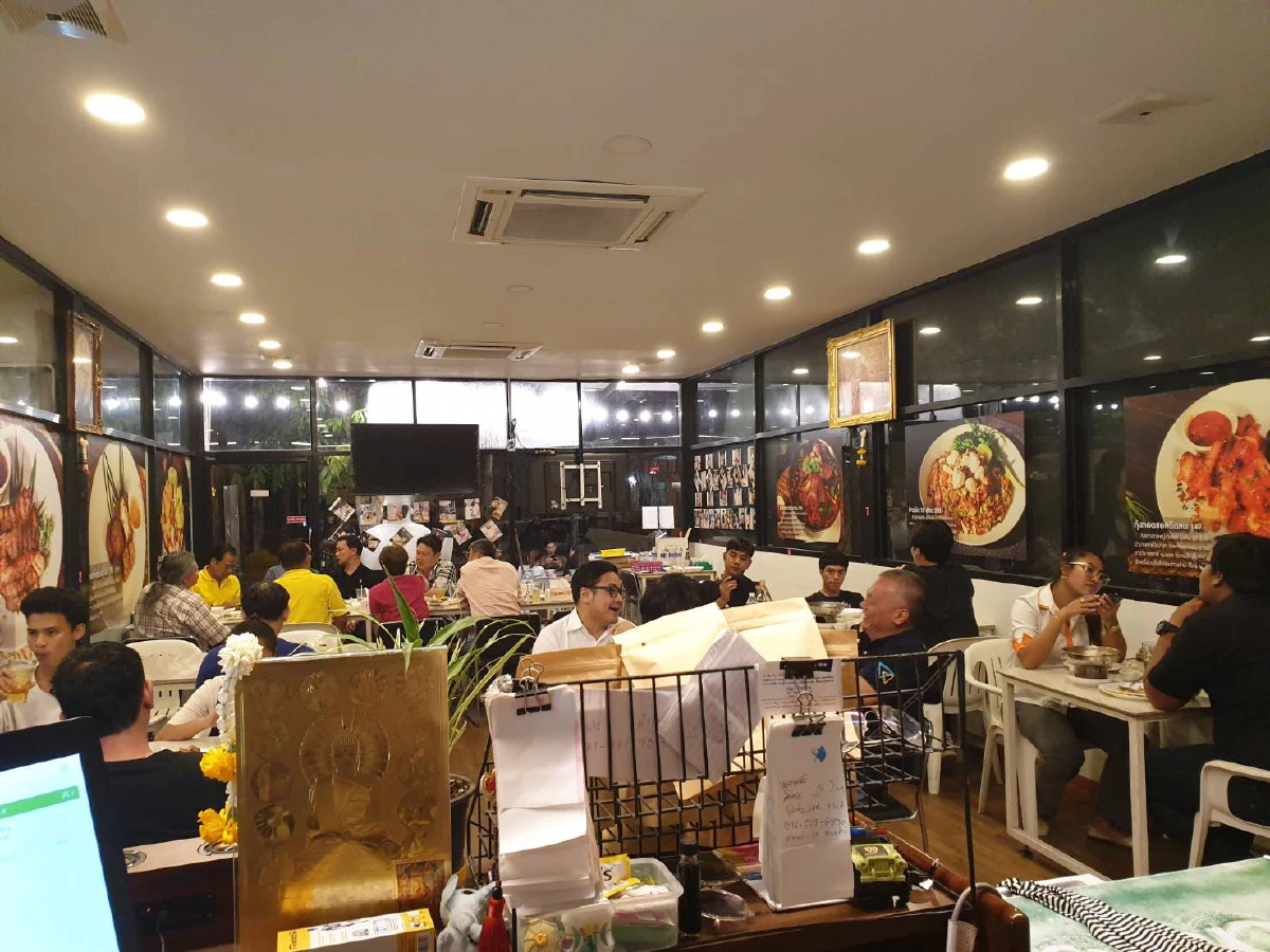 “เศรษฐกิจมันเลวร้าย” เปิดใจเจ้าของร้าน ‘ติดลม หมูทอดปลาร้า’ ลุกขึ้นมาผัด ‘กะเพรา’ ช่วยชาติ