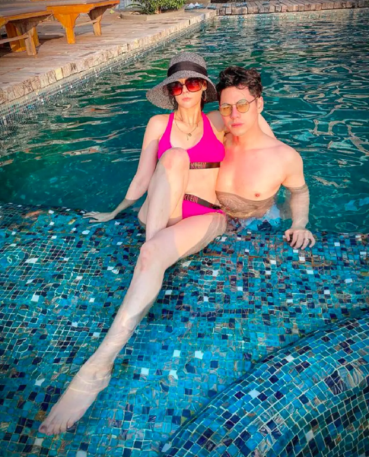 "เอมี่-เธอ" พากันใส่ชุดบิกินี่สีสดเต้นกลางทะเล รับพระอาทิตย์ตกดิน 