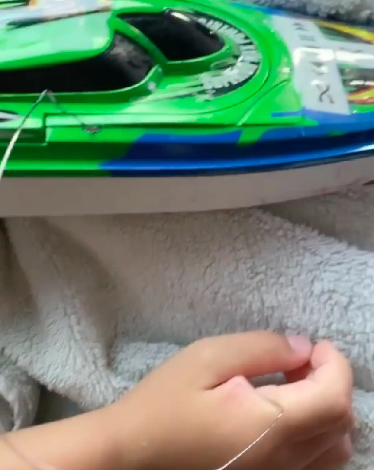 ใจแม่แทบขาด “จูน กษมา” โพสต์คลิป “น้องออกู๊ด“ ถูกลวดทิ่มเข้าไปในมือ ร้องไห้เจ็บปวด 