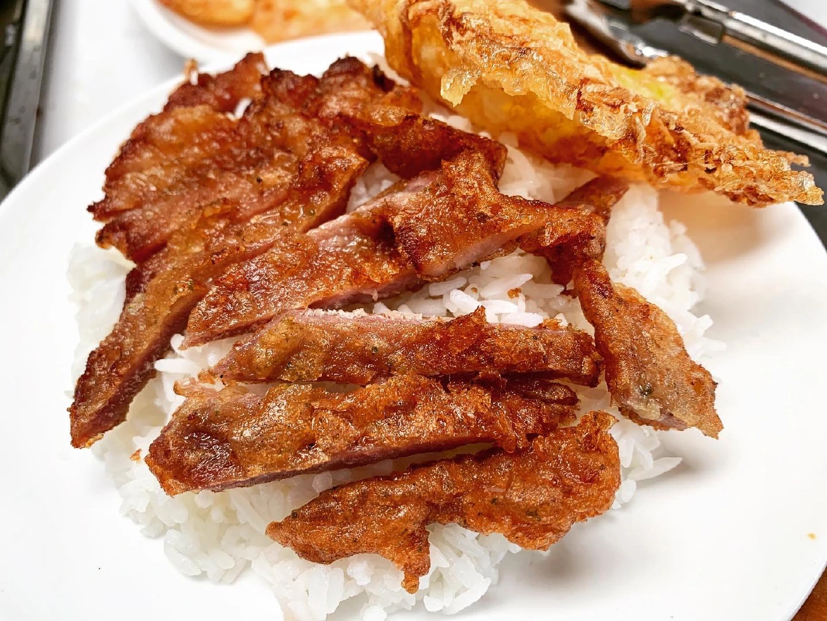 “เศรษฐกิจมันเลวร้าย” เปิดใจเจ้าของร้าน ‘ติดลม หมูทอดปลาร้า’ ลุกขึ้นมาผัด ‘กะเพรา’ ช่วยชาติ