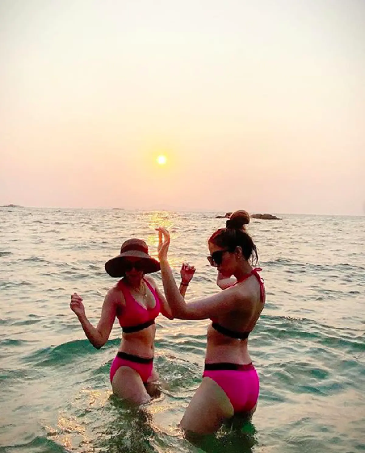 "เอมี่-เธอ" พากันใส่ชุดบิกินี่สีสดเต้นกลางทะเล รับพระอาทิตย์ตกดิน 