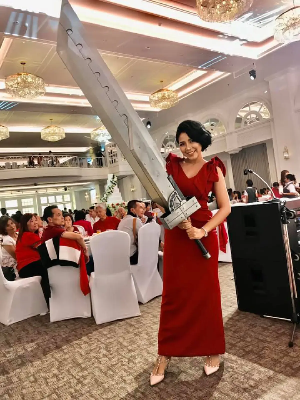 คู่บ่าวสาวใช้ดาบยักษ์หนัก 3 กิโลกรัม ตัดเค้กมงคล