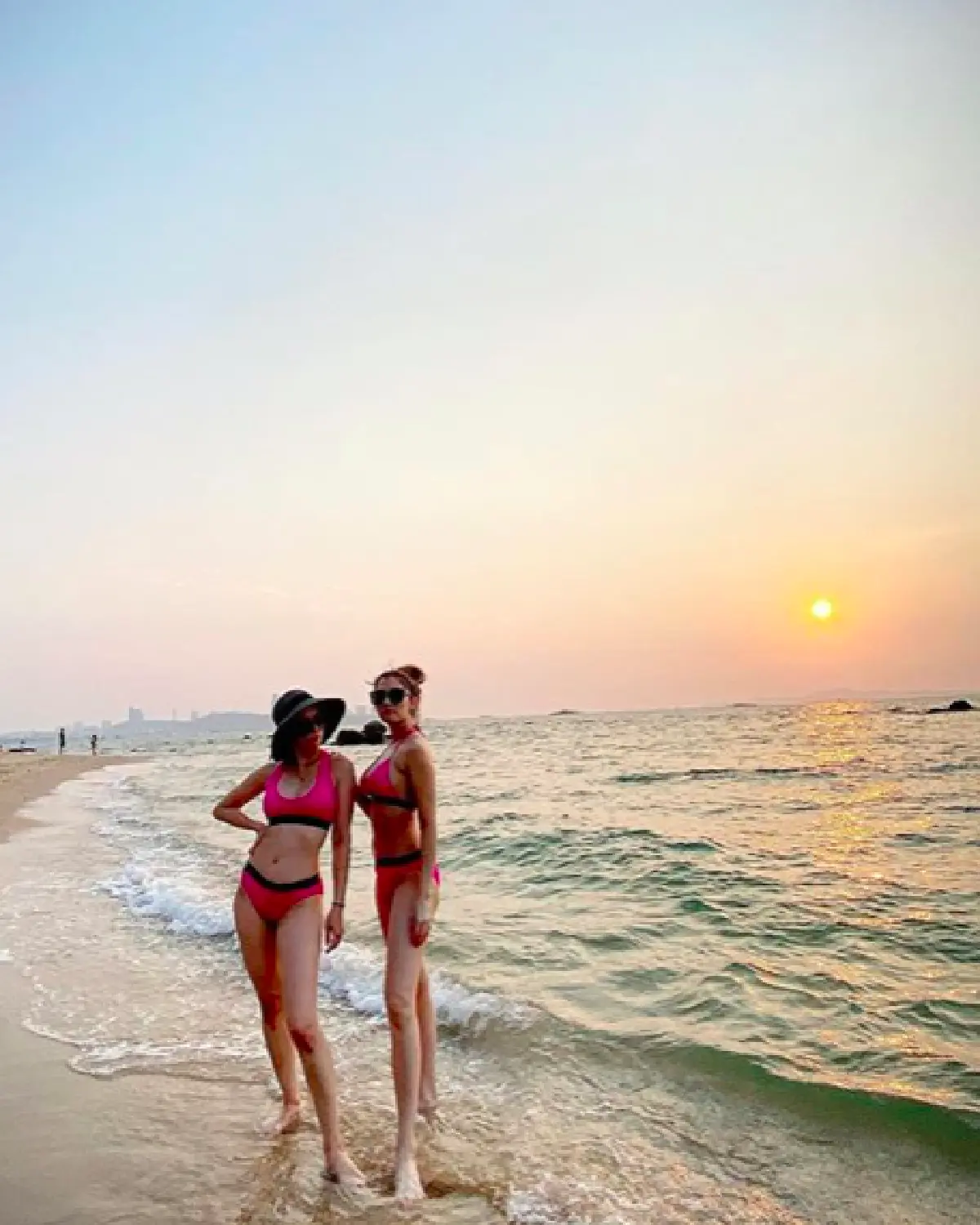 "เอมี่-เธอ" พากันใส่ชุดบิกินี่สีสดเต้นกลางทะเล รับพระอาทิตย์ตกดิน 