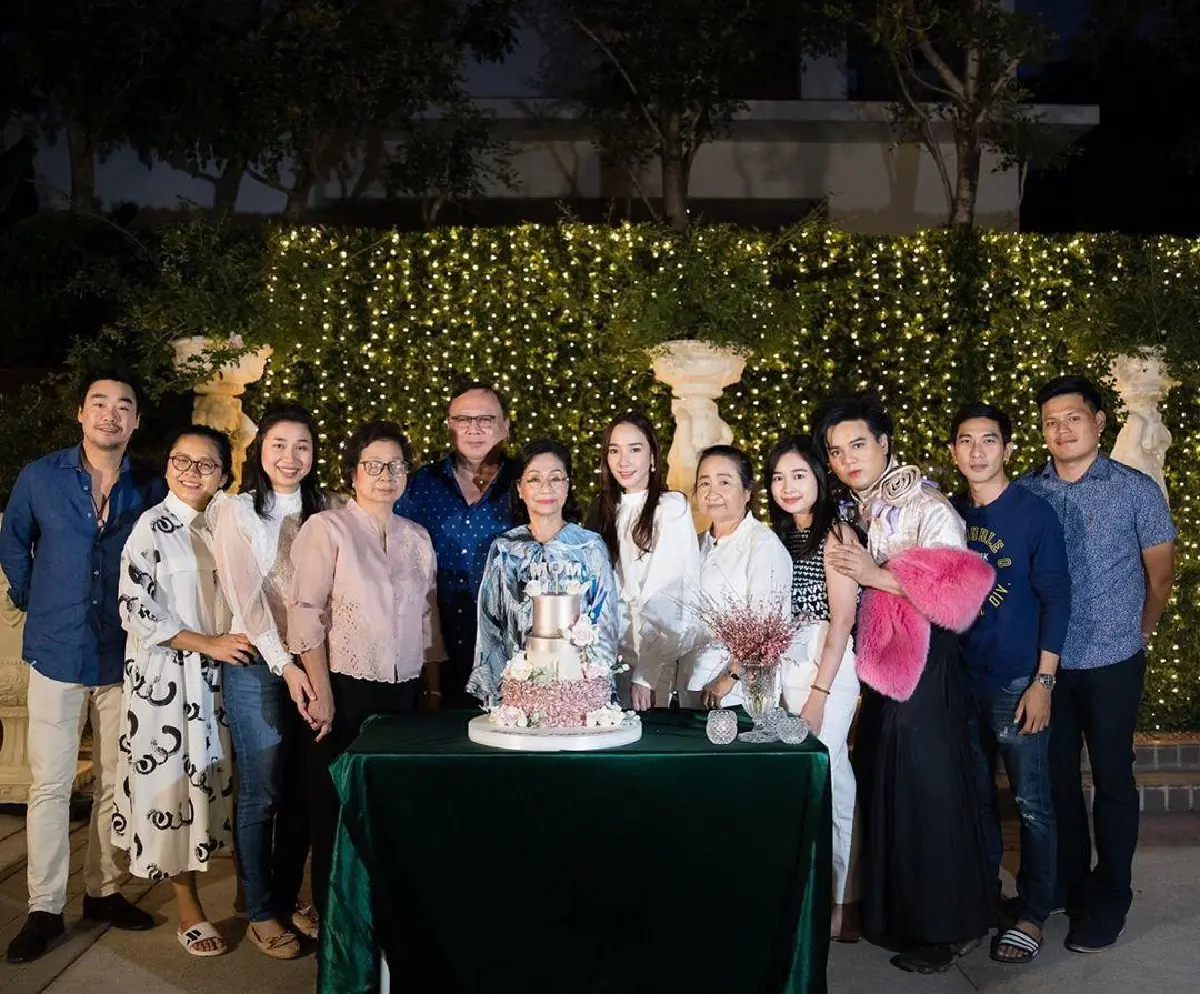 อั้ม พัชราภา เนรมิตงานเลี้ยงหรู ฉลองวันเกิดให้คุณแม่อบอุ่นน่ารัก