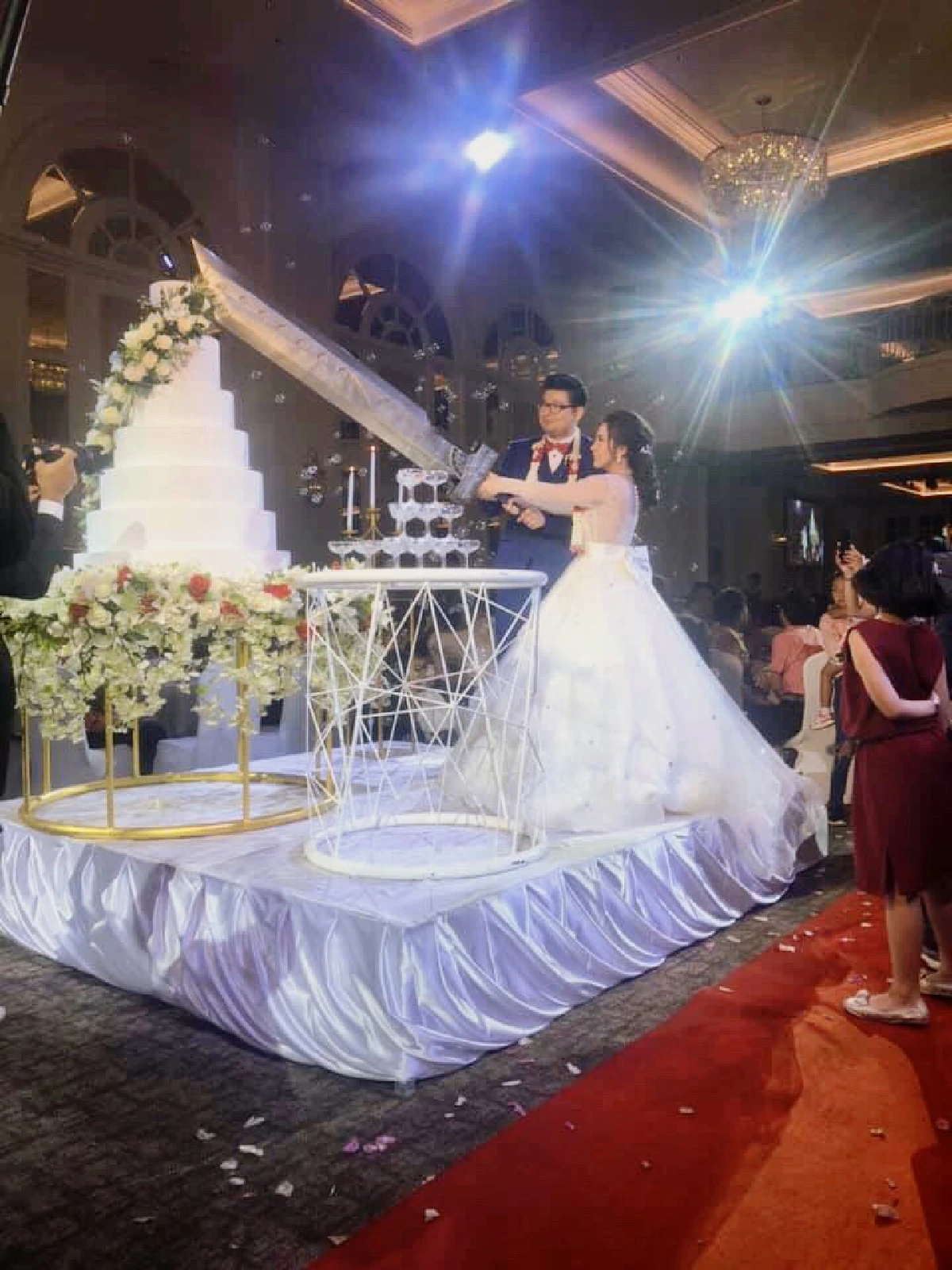 คู่บ่าวสาวใช้ดาบยักษ์หนัก 3 กิโลกรัม ตัดเค้กมงคล