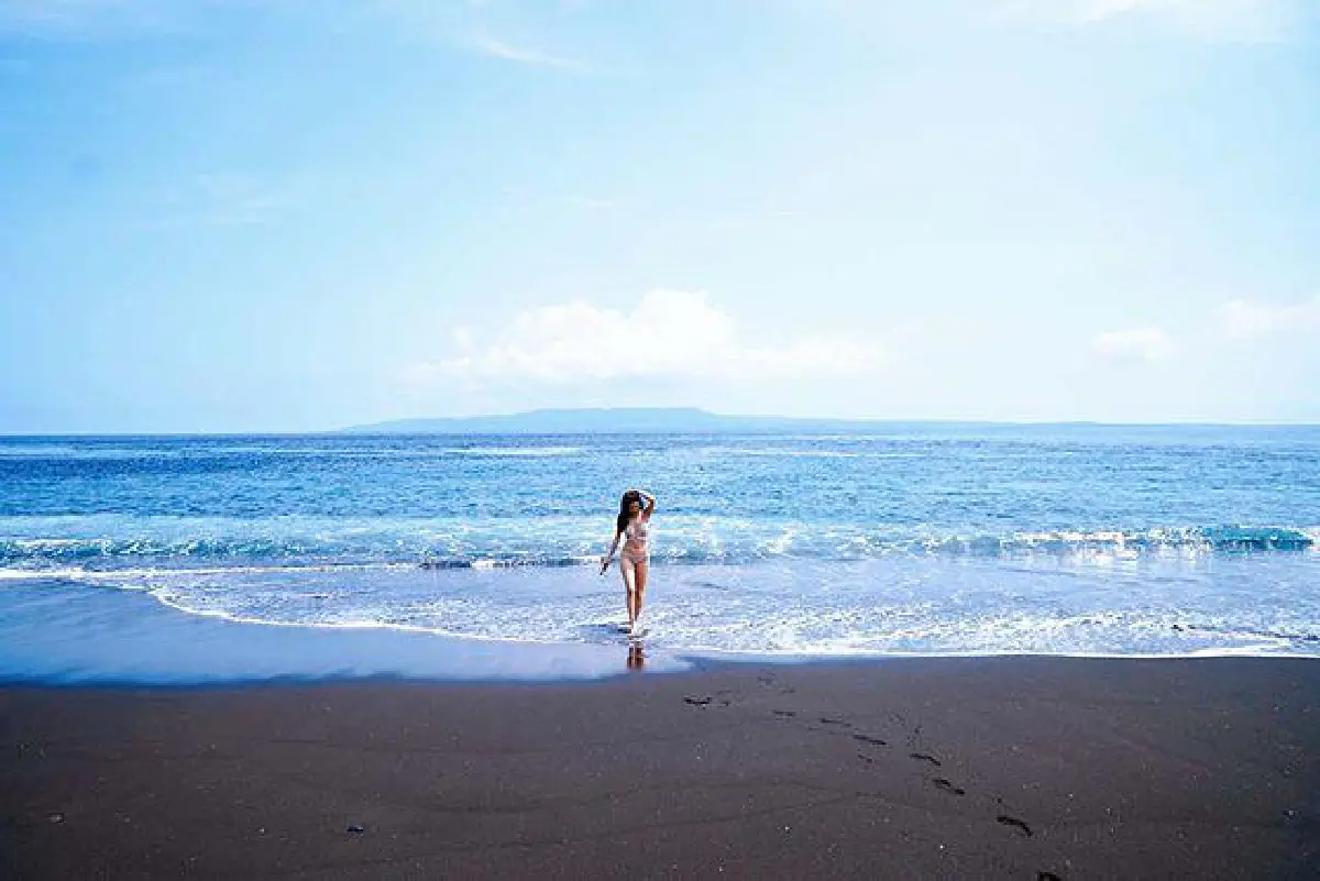 เนียนไปทั้งตัว! กวาง วรรณปิยะ สลัดผ้าอวดหุ่นเซ็กซี่ในชุดบิกินี่สีเนื้อที่บาหลี