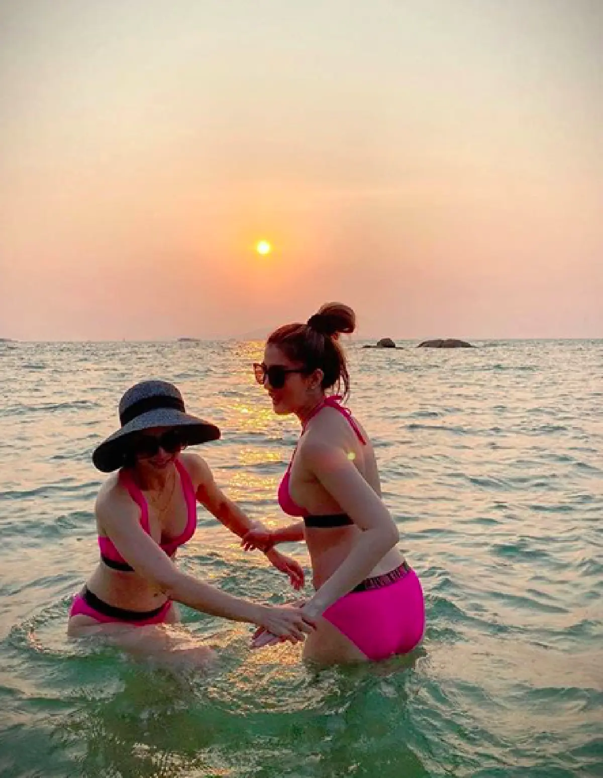 "เอมี่-เธอ" พากันใส่ชุดบิกินี่สีสดเต้นกลางทะเล รับพระอาทิตย์ตกดิน 