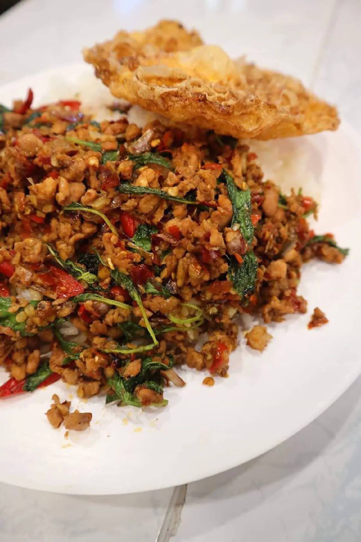 “เศรษฐกิจมันเลวร้าย” เปิดใจเจ้าของร้าน ‘ติดลม หมูทอดปลาร้า’ ลุกขึ้นมาผัด ‘กะเพรา’ ช่วยชาติ