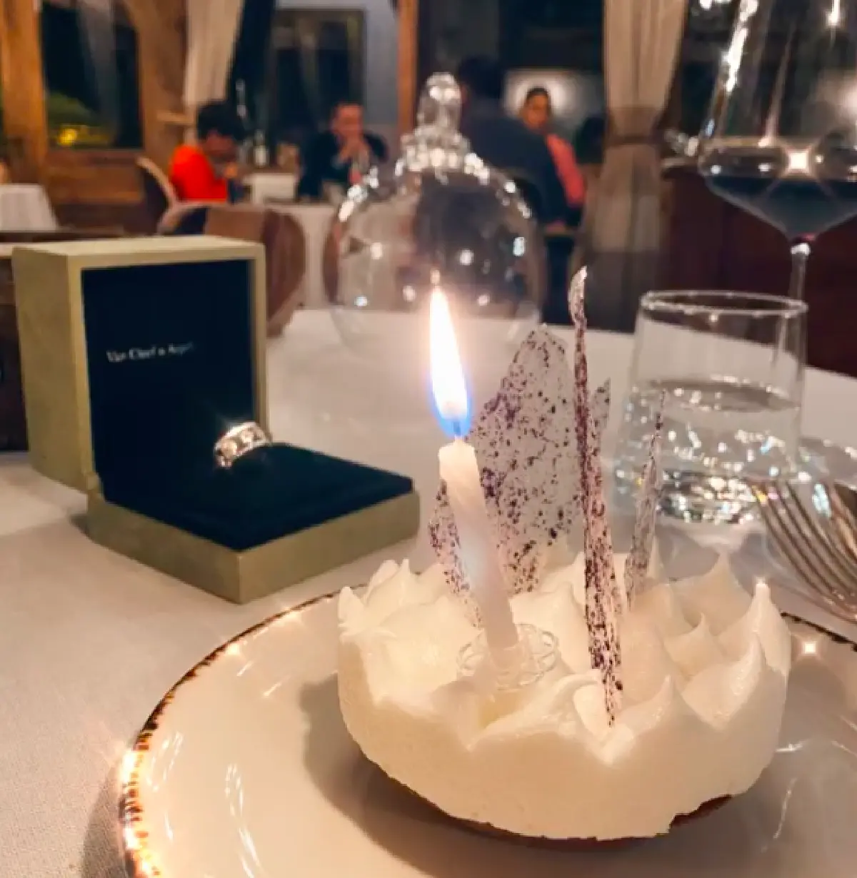 “เอมมี่ มรกต” สุดแฮปปี้ “ไฮโซเจมส์” จัดแหวนเพชรให้เป็นของขวัญวันเกิด 