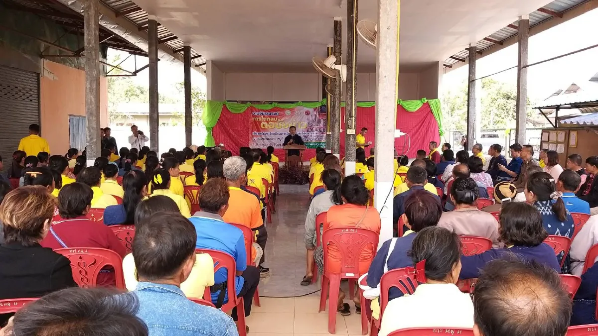 พ่อเมืองอุดรโชว์ขับรถไถกลบตอซังข้าวนำรณรงค์เลิกเผาหลังฤดูเก็บเกี่ยว