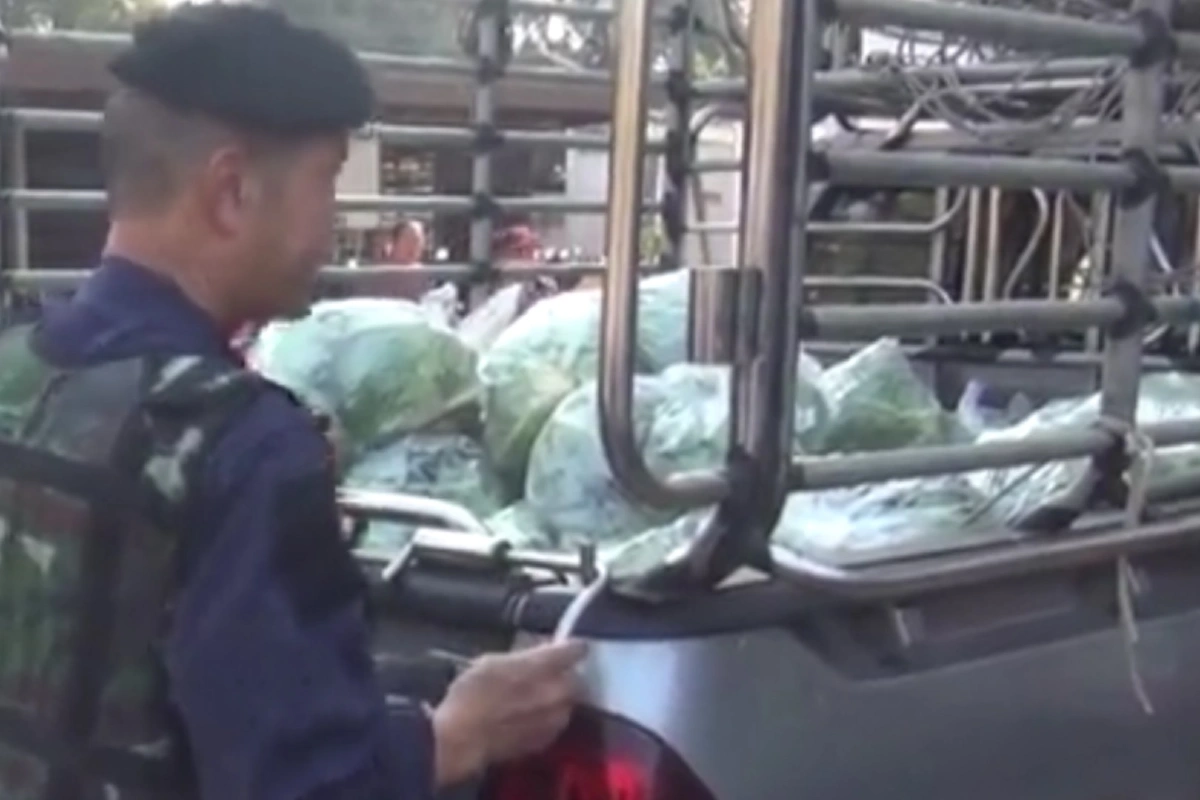 ตำรวจลำปางจับหนุ่มราชบุรีขับกระบะขนผักซุกยาบ้า-ไอซ์ ส่งจำหน่ายพื้นที่ภาคกลาง