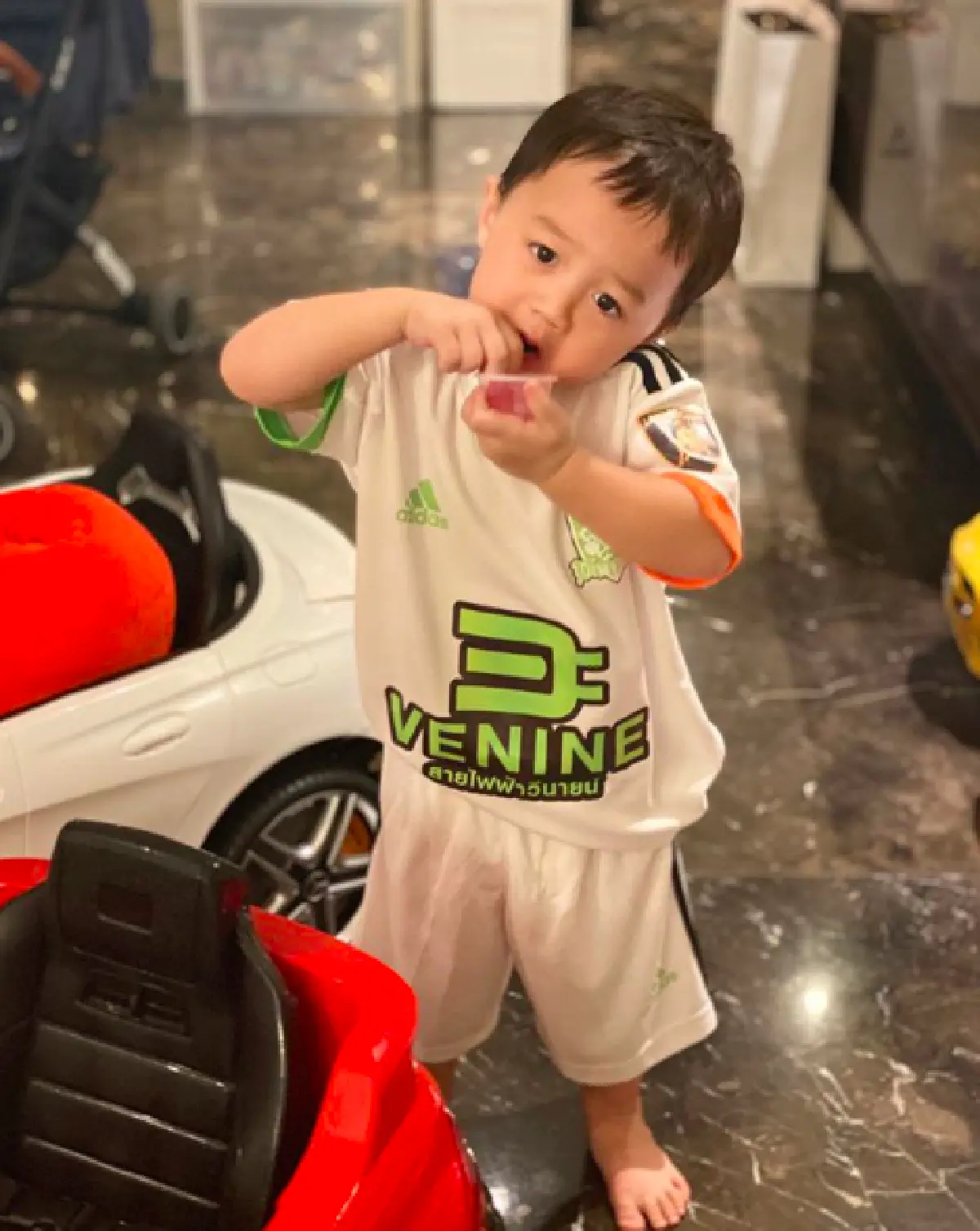 หยุดดูไม่ได้จริงๆ! “น้องพายุ” เต้นโชว์ป้าๆ ด้วยท่าสุดฮา 