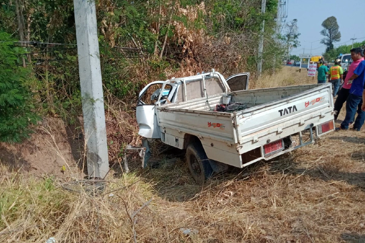 ลูกชายขับกระบะพุ่งชนเสาไฟฟ้าแม่ดับ ตำรวจคาดหลับใน