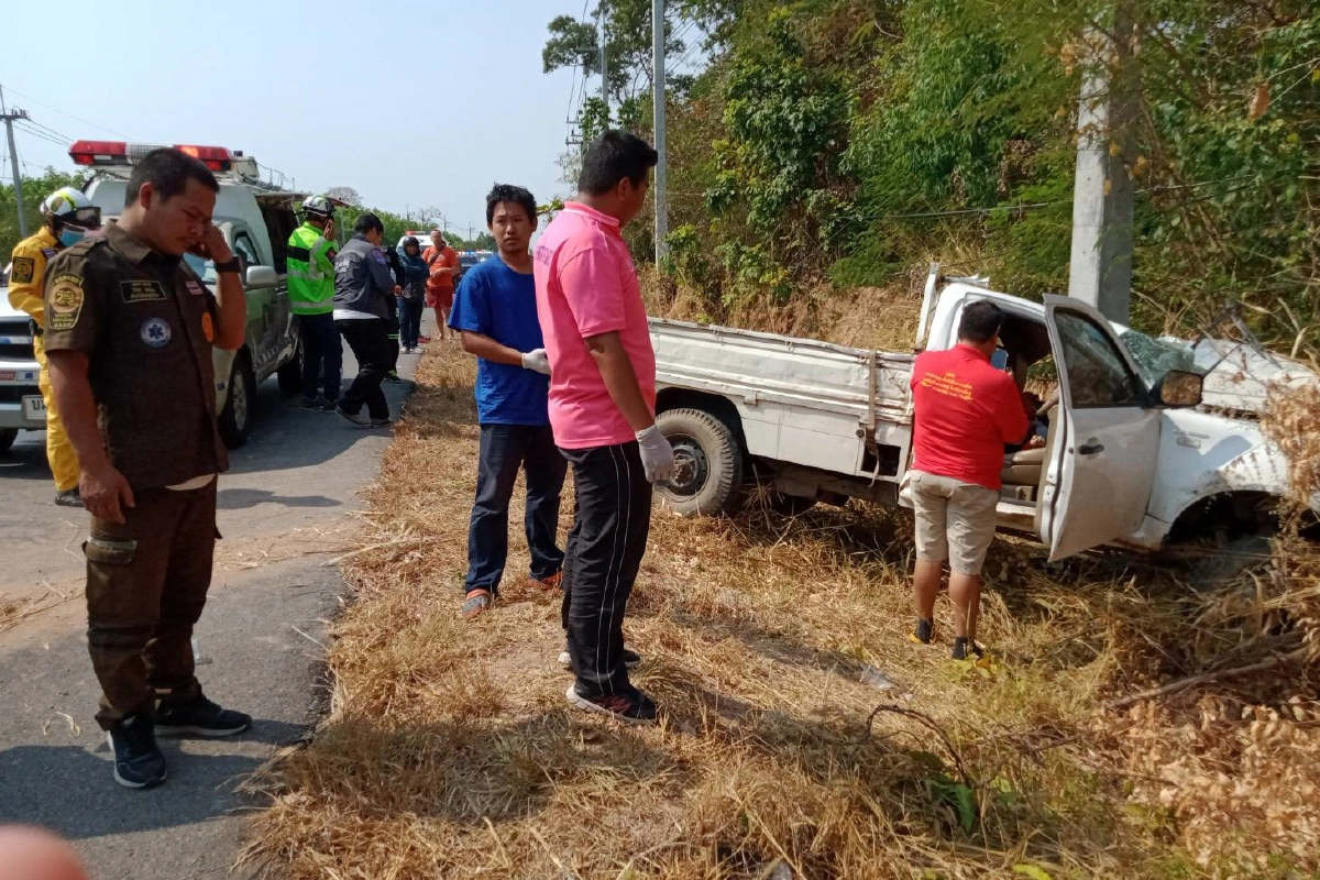 ลูกชายขับกระบะพุ่งชนเสาไฟฟ้าแม่ดับ ตำรวจคาดหลับใน