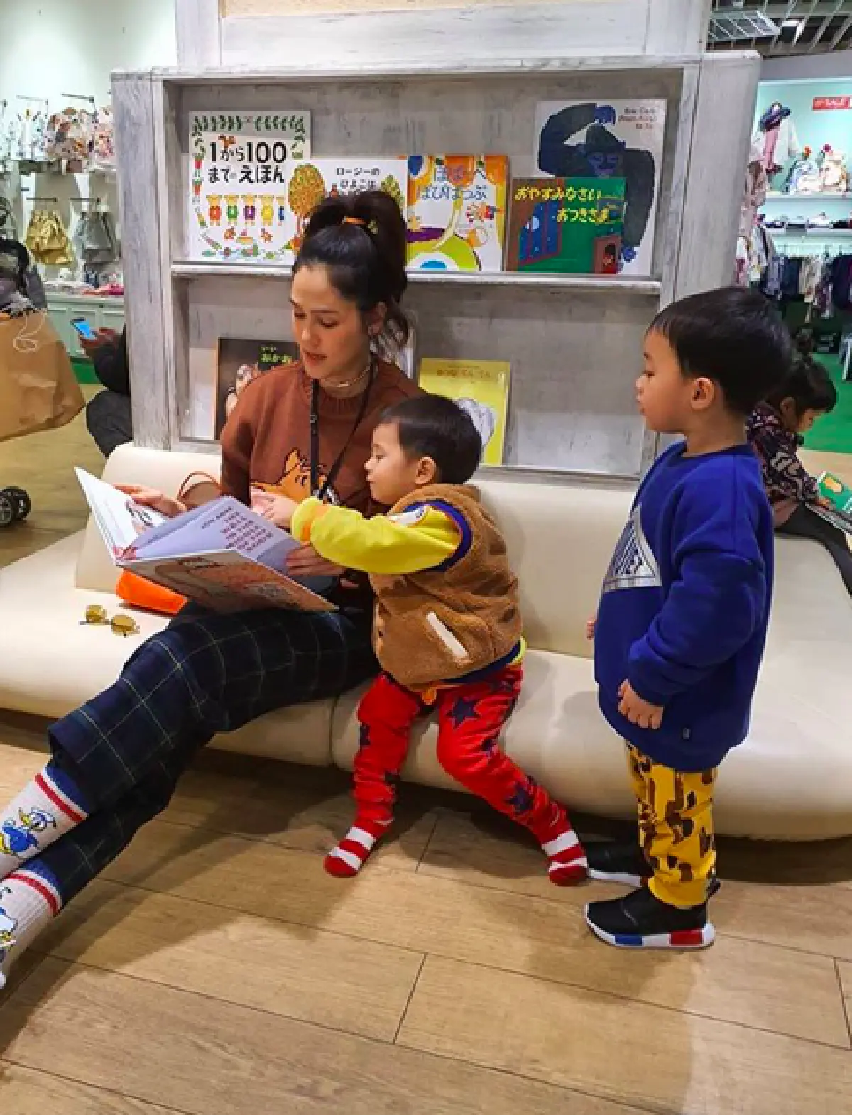 หยุดดูไม่ได้จริงๆ! “น้องพายุ” เต้นโชว์ป้าๆ ด้วยท่าสุดฮา 