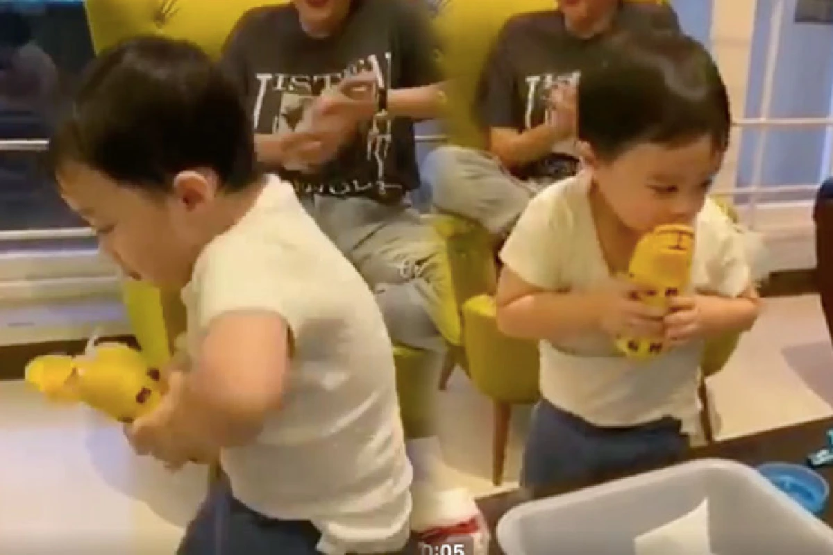 หยุดดูไม่ได้จริงๆ! “น้องพายุ” เต้นโชว์ป้าๆ ด้วยท่าสุดฮา 