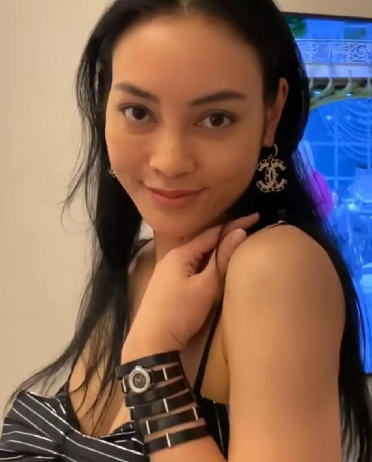 ปังมากแม่! ตั๊ก บงกช อวดลุคหรูจัดเต็มแบรนด์เนมดังทั้งตัว 