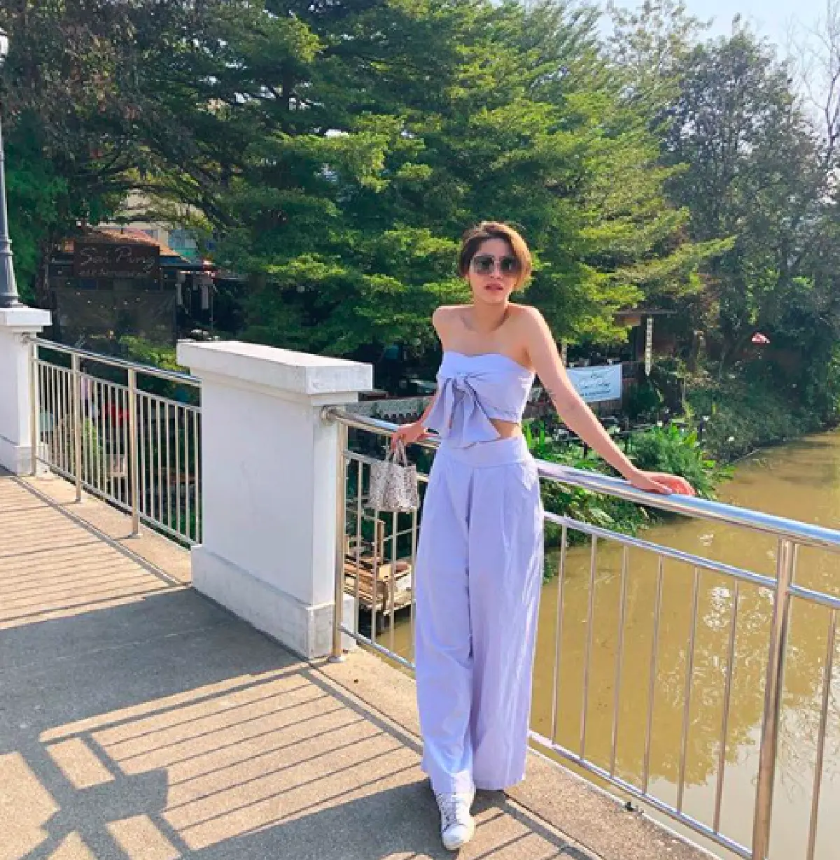 "มารีน่า" ลั่นล๊าริมทะเล ปล่อยช็อตเด็ดในชุดบิกินี่เกาะอกสีแดง