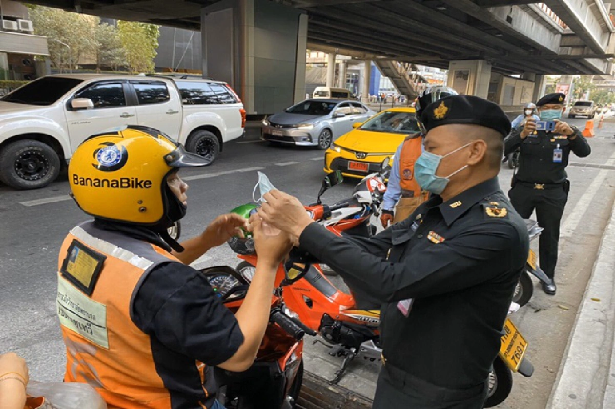 เหล่าทัพระดมแจกหน้ากากอนามัยป้องฝุ่น-ไวรัส