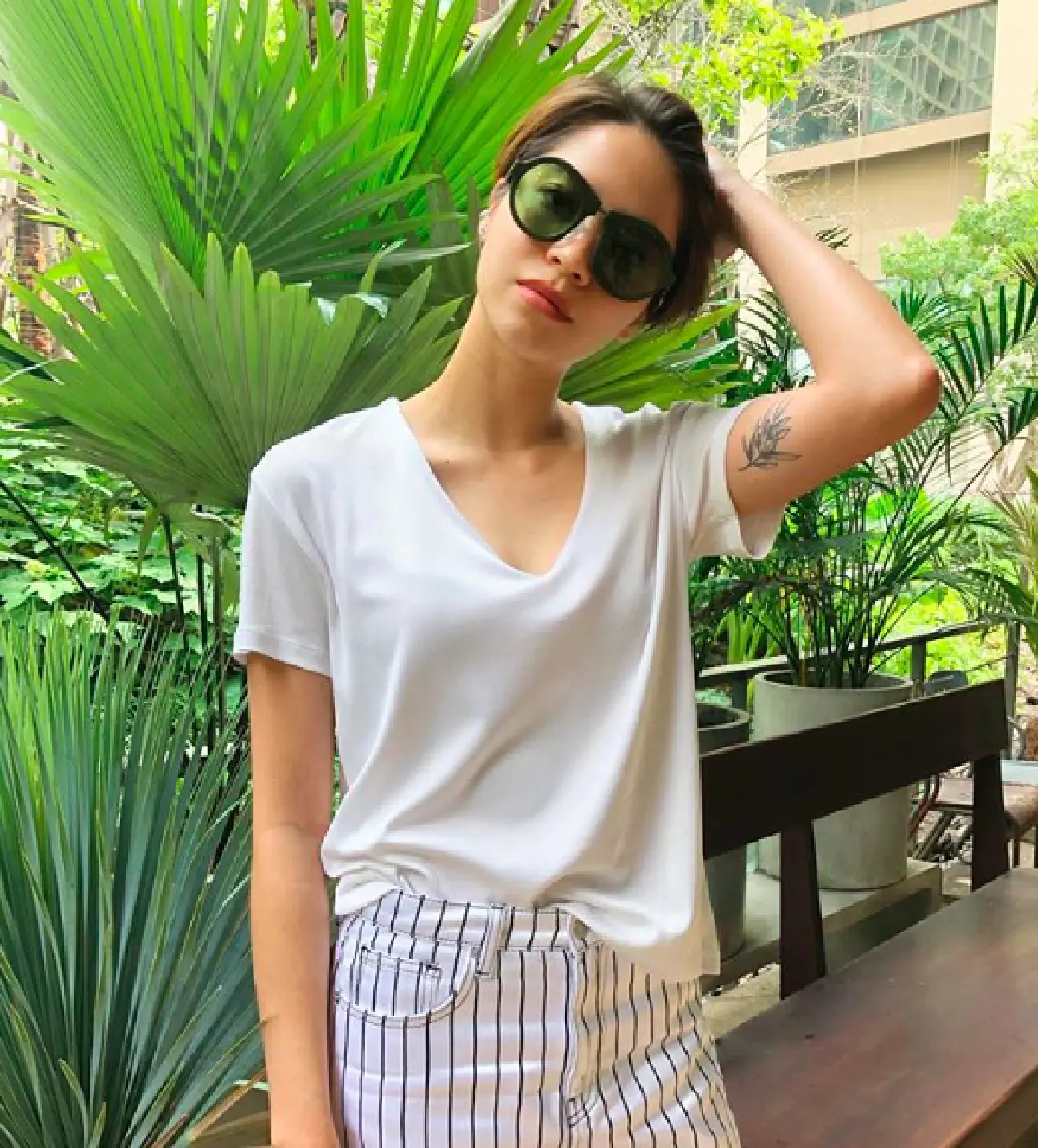 "มารีน่า" ลั่นล๊าริมทะเล ปล่อยช็อตเด็ดในชุดบิกินี่เกาะอกสีแดง