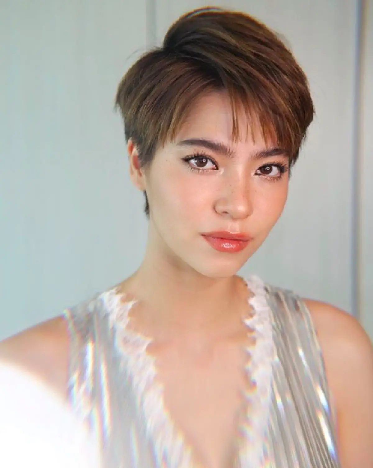 "มารีน่า" ลั่นล๊าริมทะเล ปล่อยช็อตเด็ดในชุดบิกินี่เกาะอกสีแดง